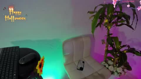 Mila online show from October 2025 09:35:02 PM