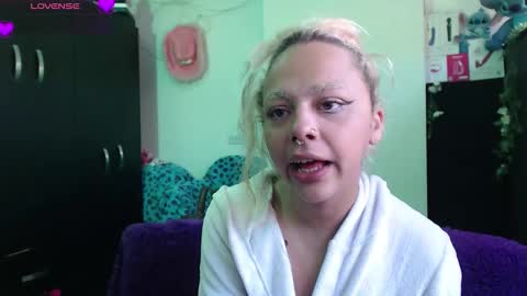 Snapshot of maddiie_and_clyde chatting on January 2026 03:27:01 PM maddiie and clyde online show from January 2026 03:27:01 PM