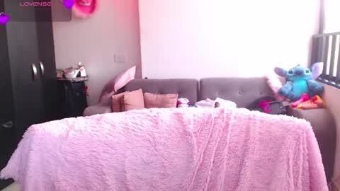 Snapshot of maddiie_and_clyde chatting on February 2026 04:18:01 PM maddiie and clyde online show from February 2026 04:18:01 PM