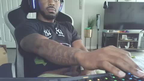 Snapshot of madevonte chatting on April 2026 07:00:01 PM madevonte online show from April 2026 07:00:01 PM