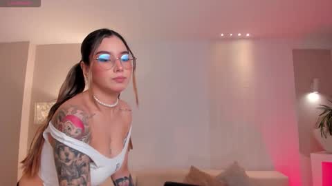 Maddi Collins online show from November 2025 07:26:01 PM