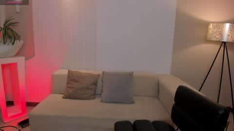 Maddi Collins online show from November 2025 11:43:02 AM