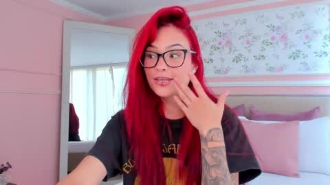 Snapshot of mae_lyra chatting on April 2026 05:33:02 PM Mae Lyra online show from April 2026 05:33:02 PM