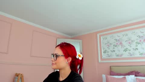 Snapshot of mae_lyra chatting on April 2026 05:18:01 PM Mae Lyra online show from April 2026 05:18:01 PM