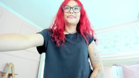Snapshot of mae_lyra chatting on May 2026 05:19:01 PM Mae Lyra online show from May 2026 05:19:01 PM