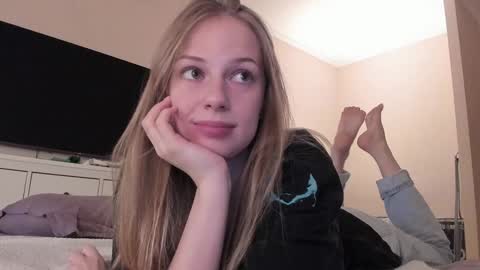 Snapshot of magic_couple13 chatting on December 2024 02:11:02 PM Alice online show from December 2024 02:11:02 PM