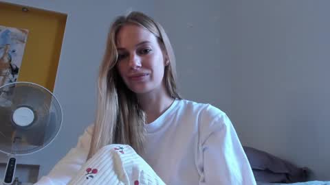 Snapshot of magic_couple13 chatting on November 2025 09:41:01 AM Alice online show from November 2025 09:41:01 AM