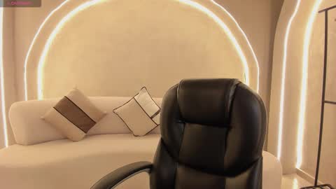  Maia  online show from November 2025 12:33:01 PM