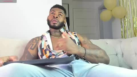 Snapshot of makonneen chatting on May 2026 11:02:01 PM Makonnen online show from May 2026 11:02:01 PM