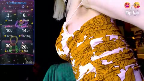 Snapshot of mali_sia chatting on October 2025 06:17:02 PM Mischelle online show from October 2025 06:17:02 PM