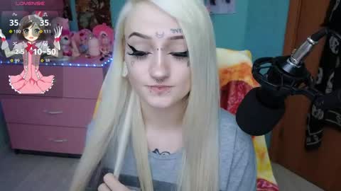 Manuela online show from May 2026 09:01:02 PM