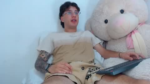 Snapshot of manuelr77 chatting on May 2026 09:01:01 PM Manuel online show from May 2026 09:01:01 PM