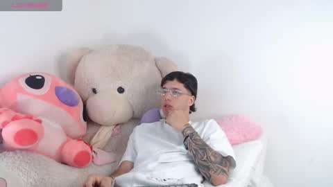 Snapshot of manuelr77 chatting on May 2026 11:12:03 PM Manuel online show from May 2026 11:12:03 PM