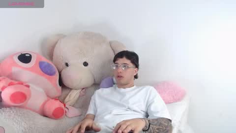 Snapshot of manuelr77 chatting on May 2026 11:45:02 PM Manuel online show from May 2026 11:45:02 PM