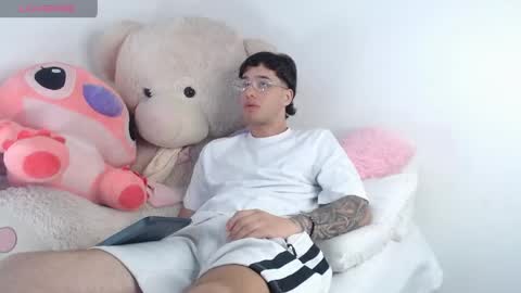 Snapshot of manuelr77 chatting on May 2026 11:56:01 PM Manuel online show from May 2026 11:56:01 PM