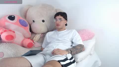 Snapshot of manuelr77 chatting on May 2026 12:18:01 AM Manuel online show from May 2026 12:18:01 AM