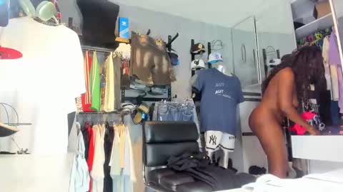 Mareia online show from October 2025 07:05:01 PM