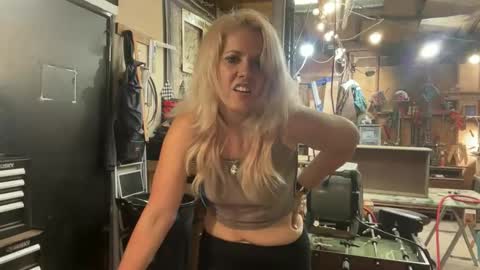 Snapshot of margolane chatting on May 2026 05:27:02 AM Elle online show from May 2026 05:27:02 AM