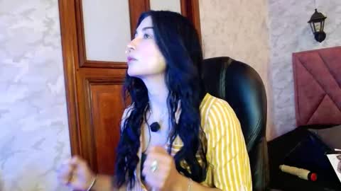 Mariana online show from December 2025 12:01:02 PM