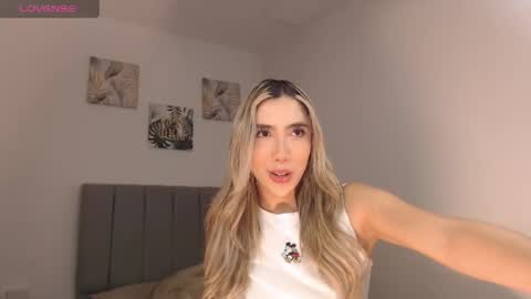 Snapshot of mariana_es chatting on May 2026 11:43:02 PM Mariana online show from May 2026 11:43:02 PM