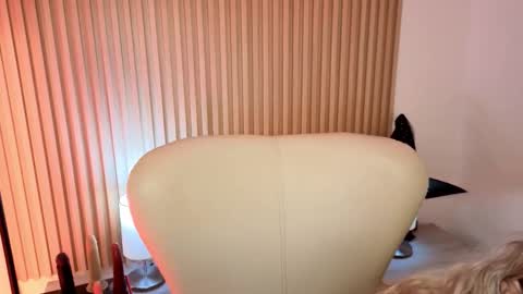 Marian Love  online show from October 2025 11:00:02 AM