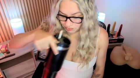 Snapshot of marianl0ve chatting on April 2026 10:21:02 AM Marian Love online show from April 2026 10:21:02 AM