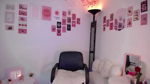 Nicolle online show from February 2026 04:22:01 AM