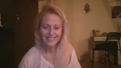Snapshot of marrygorund chatting on January 2025 03:12:02 AM MaryGoRound online show from January 2025 03:12:02 AM