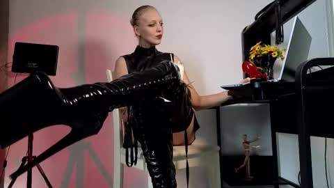 Snapshot of marthahoffman chatting on October 2025 06:44:01 AM Ultimate Goddess online show from October 2025 06:44:01 AM