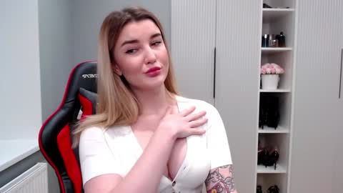 Snapshot of marti_lovely chatting on March 2025 09:37:01 PM Marti online show from March 2025 09:37:01 PM