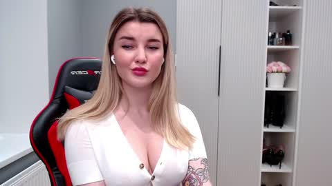 Snapshot of marti_lovely chatting on March 2025 12:42:01 AM Marti online show from March 2025 12:42:01 AM