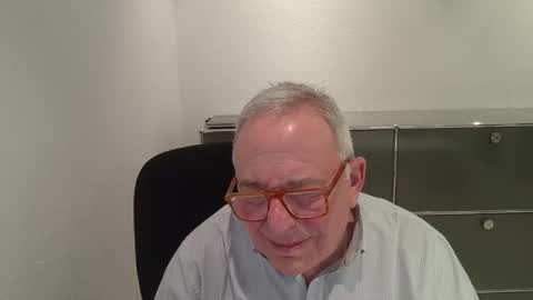 martin_1947 online show from December 2025 06:01:02 PM
