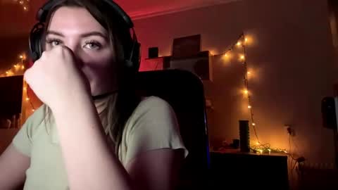 Annie online show from April 2026 06:12:01 PM