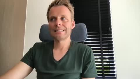 Max take off clothes online show from September 2025 11:43:01 AM