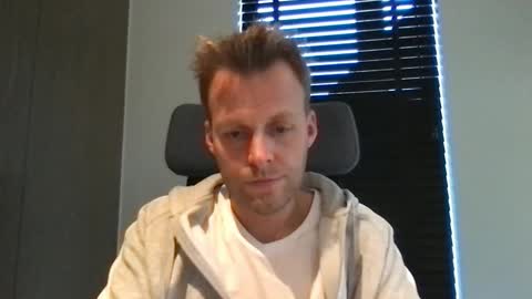 Max take off clothes online show from November 2025 12:27:01 PM