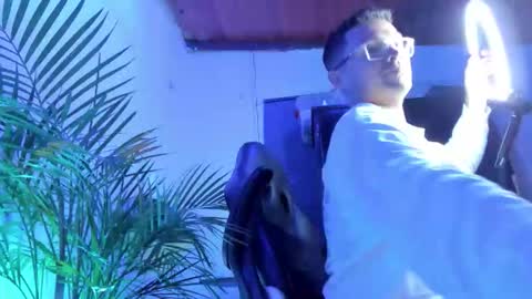 Snapshot of maxi_mux1 chatting on March 2026 08:19:01 AM MAXI online show from March 2026 08:19:01 AM