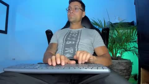 Snapshot of maxi_mux1 chatting on March 2026 04:29:01 AM MAXI online show from March 2026 04:29:01 AM