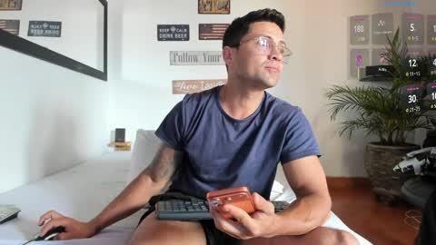 Snapshot of maxi_mux1 chatting on April 2026 07:15:01 PM MAXI online show from April 2026 07:15:01 PM