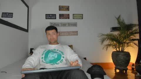 Snapshot of maxi_mux1 chatting on April 2026 10:37:02 PM MAXI online show from April 2026 10:37:02 PM