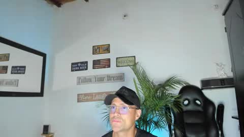 Snapshot of maxi_mux1 chatting on April 2026 11:22:02 PM MAXI online show from April 2026 11:22:02 PM