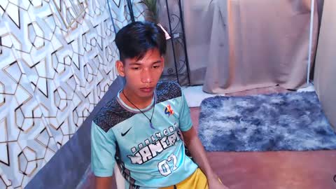 Snapshot of maxiebunny99 chatting on February 2025 03:41:02 AM Reyn online show from February 2025 03:41:02 AM