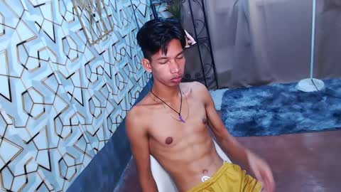 Snapshot of maxiebunny99 chatting on February 2025 12:17:02 AM Reyn online show from February 2025 12:17:02 AM