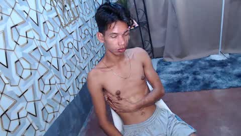 Snapshot of maxiebunny99 chatting on February 2025 12:25:02 PM Reyn online show from February 2025 12:25:02 PM