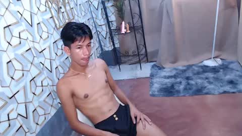 Snapshot of maxiebunny99 chatting on February 2025 06:02:02 PM Reyn online show from February 2025 06:02:02 PM