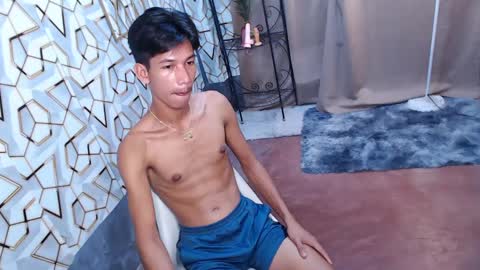 Snapshot of maxiebunny99 chatting on February 2025 02:27:02 PM Reyn online show from February 2025 02:27:02 PM