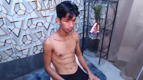 Snapshot of maxiebunny99 chatting on February 2025 11:52:01 PM Reyn online show from February 2025 11:52:01 PM