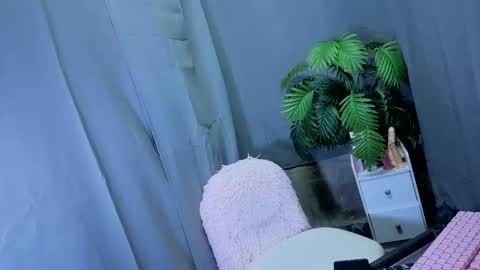 Snapshot of maxiebunny99 chatting on October 2025 05:14:02 PM Reyn online show from October 2025 05:14:02 PM