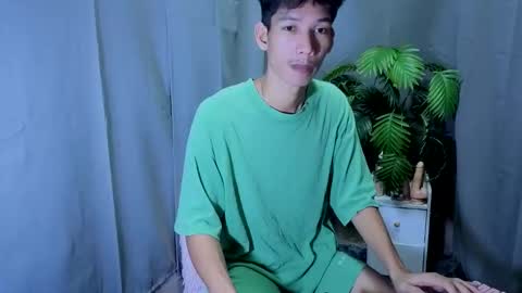 Snapshot of maxiebunny99 chatting on October 2025 02:28:02 PM Reyn online show from October 2025 02:28:02 PM