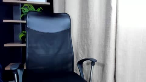 maxvolturi_ online show from May 2026 11:32:01 PM