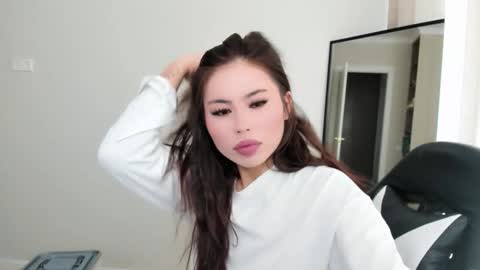 Mia online show from October 2025 04:29:02 AM